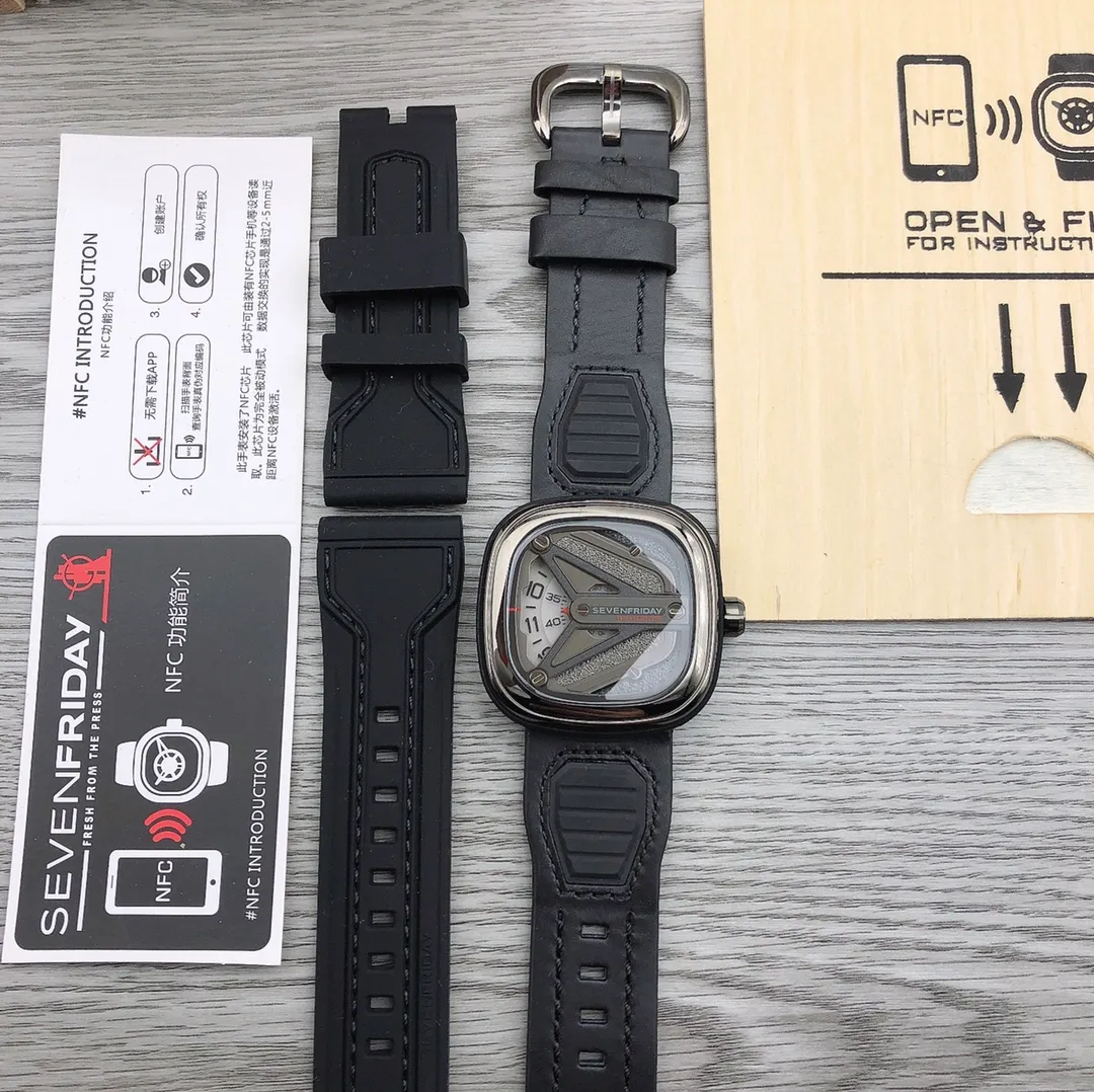 【Authentic Tmall】💰1640! Sevenfriday M3/01! 🎮 Shipping! Model: SF-M3/01 Size: 47mmx13mm Movement: Japanese Citizen Miyota8215 mechanical movement [genuine consistent movement] Citizen mechanical movement accurately escorts your travel time! A sandblasted and polished black and gun metal disc forms an aerodynamic Y-wing marking the seven-star logo at the 7 hour mark. 🎮 The Y-wing shape leaves room to display three overlapping white discs indicating the time, minutes and seconds to be read from left to right. A forward red highlight displays the time on the left at the 9H mark, and a forward red arrow indicates the minutes on the right. The seconds are in increments of 5 on the identification plate. 🎮Sanjie exquisitely recommends men’s high-quality mechanical watches. Exquisite inheritance and real effects. Guarantee of SJ quality.